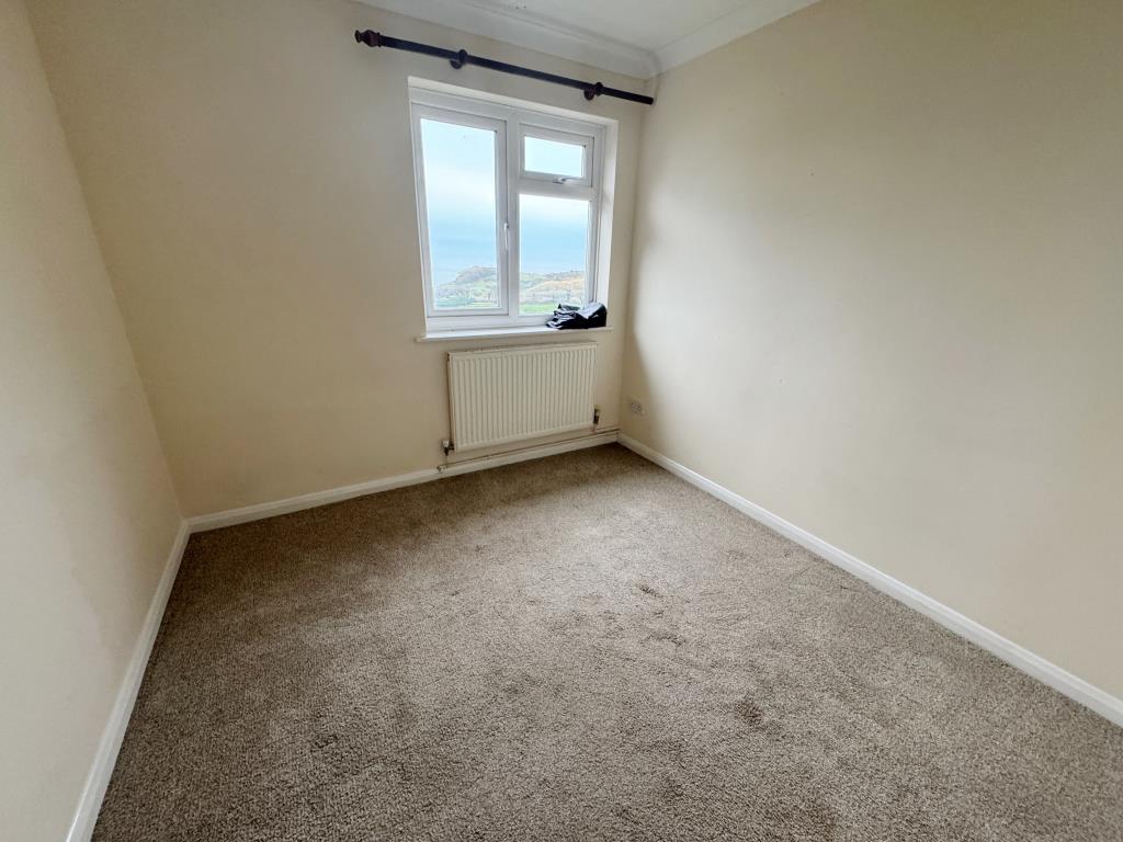 Lot: 103 - TWO-BEDROOM FLAT WITH SEA VIEWS AND SHARE OF FREEHOLD - Bedroom 2